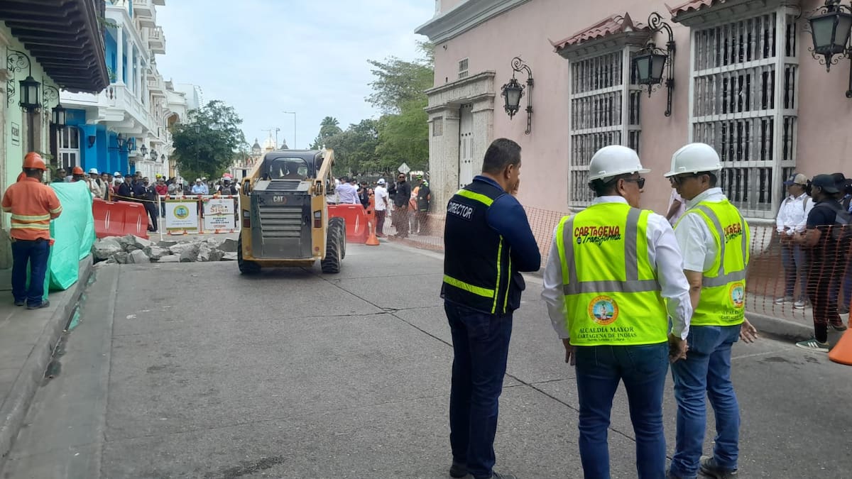 De izquierda a derecha en el inicio de obras: el director del DATT, José Ricuarte; el alcalde Dumek Turbay y el secretario de Infraestructura, Wilmer Iriarte. // Foto: Julio Castaño - El Universal