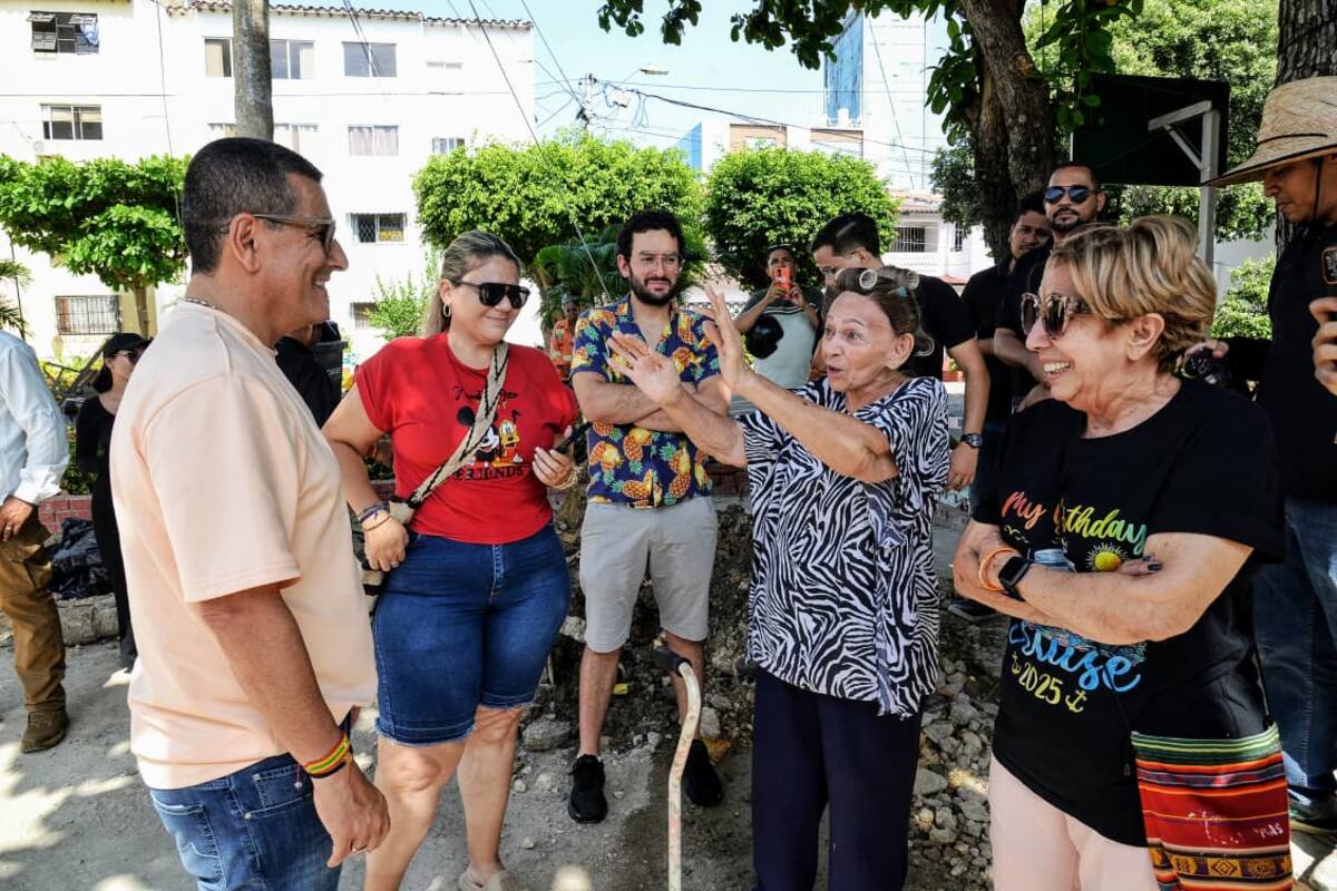 Dumek Turbay y la comunidad de Manga. // Foto: cortesía - Alcaldía de Cartagena.