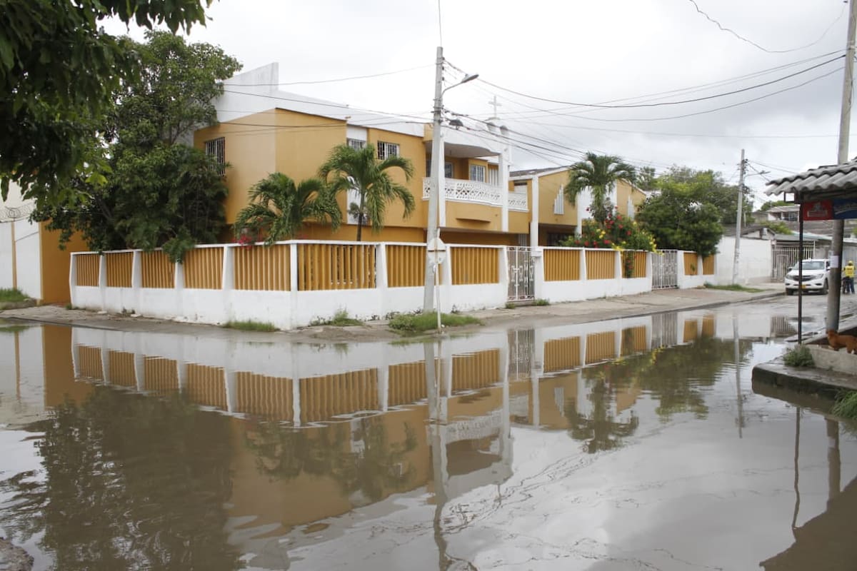 Las inundaciones se presentan en la intersección de la calle 70, que conecta con los barrios Crespito y Daniel Lemaitre. // Foto: cortesía - Alcaldía de Cartagena