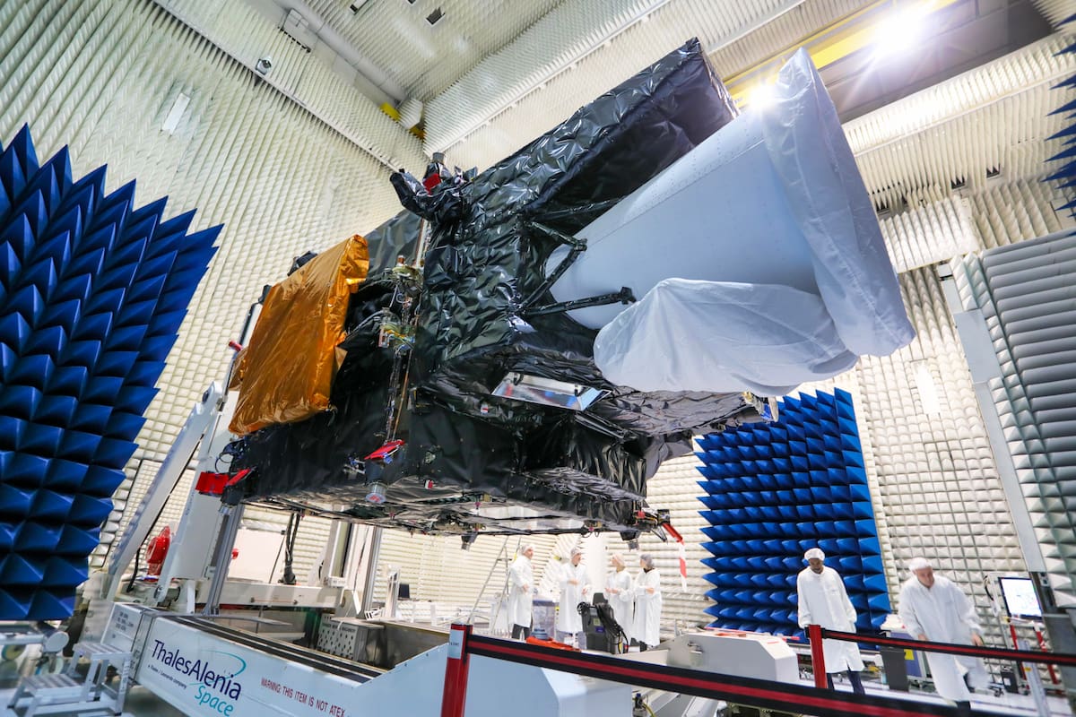 El satélite MTG-I2 en la sala blanca de la empresa Thales Alenia Space en Cannes (Francia). // EFE - Emmanuel Briot - Thales Alenia Space