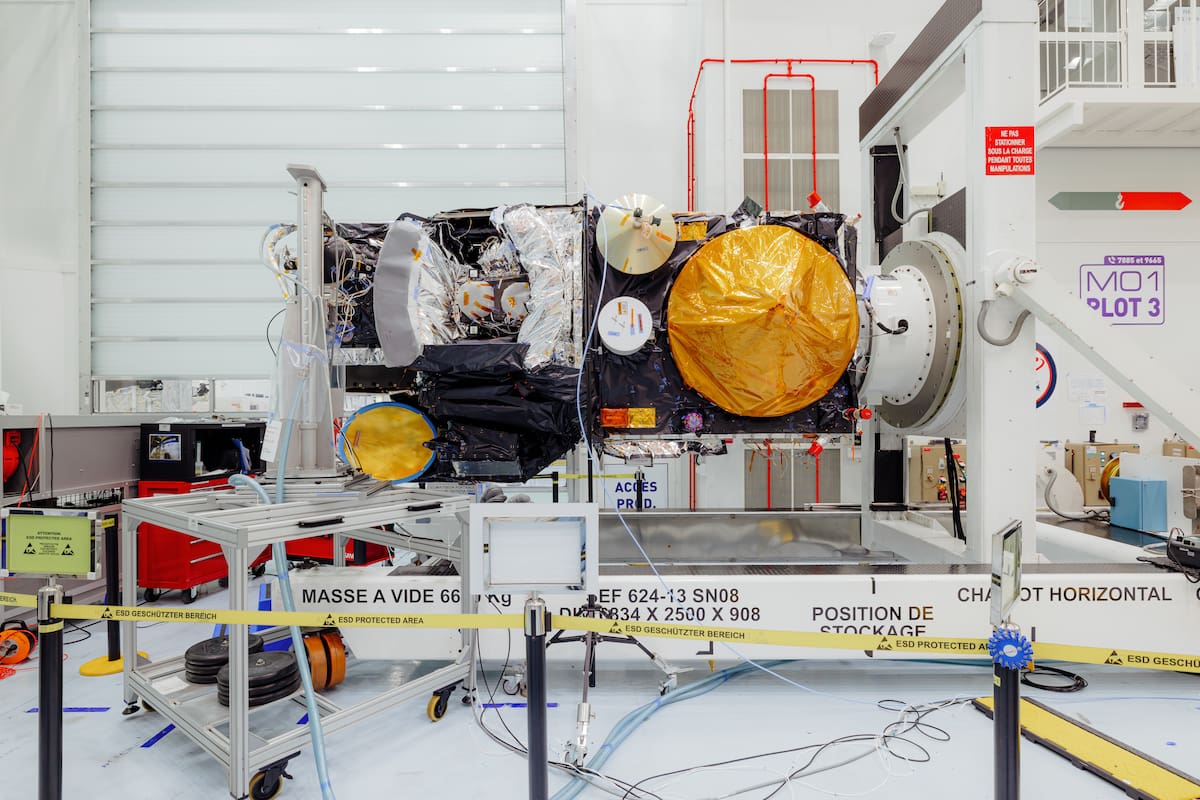 Satélite Sentinel-3C en la sala blanca de la empresa Thales Alenia Space en Cannes (Francia). // Alban Pichon - Imagen cedida por Thales Alenia Space