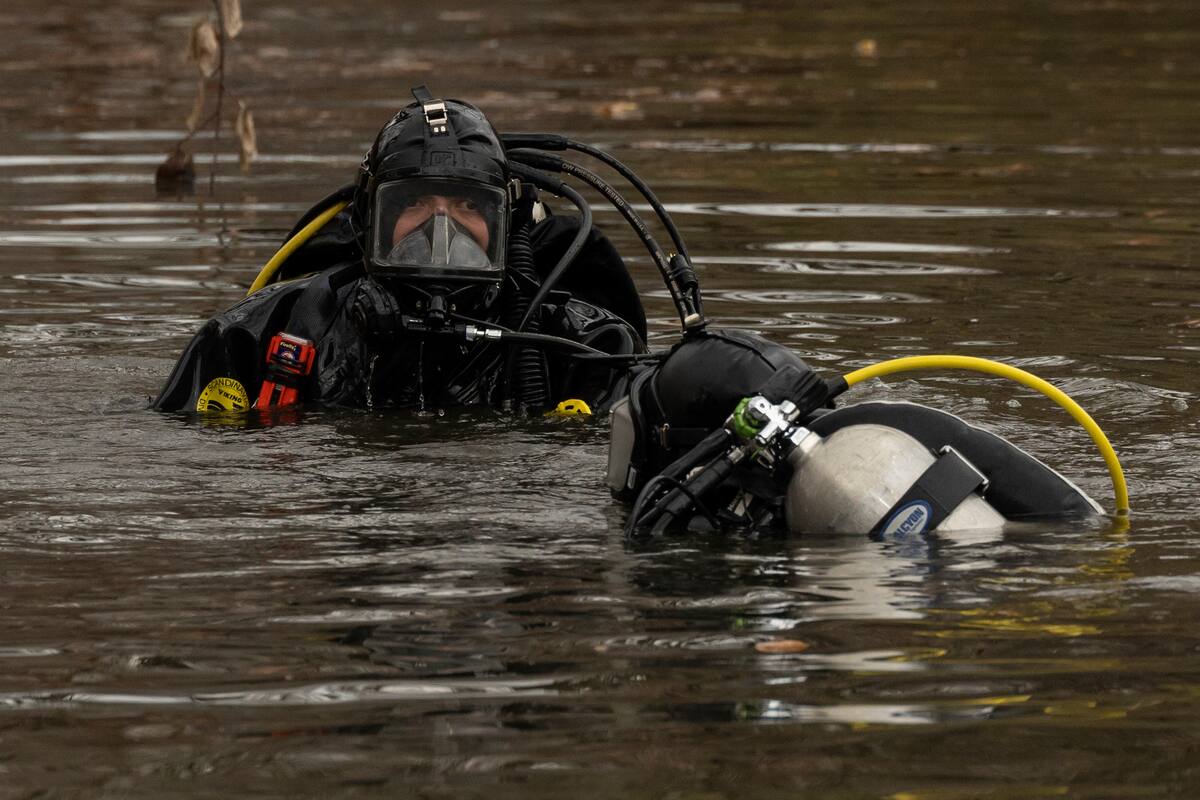 Buzos de la policía de la ciudad de Nueva York buscan por evidencias en una laguna de Central Park, en el caso del asesinato del CEO de UnitedHealthcare. //AP