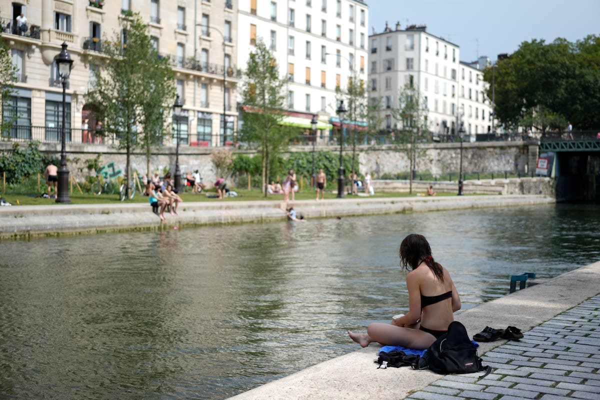 La ola de calor que azota París y el conjunto de Francia, con máximas de 39,6 grados en la capital. // Foto: EFE/ Edgar Sapiña