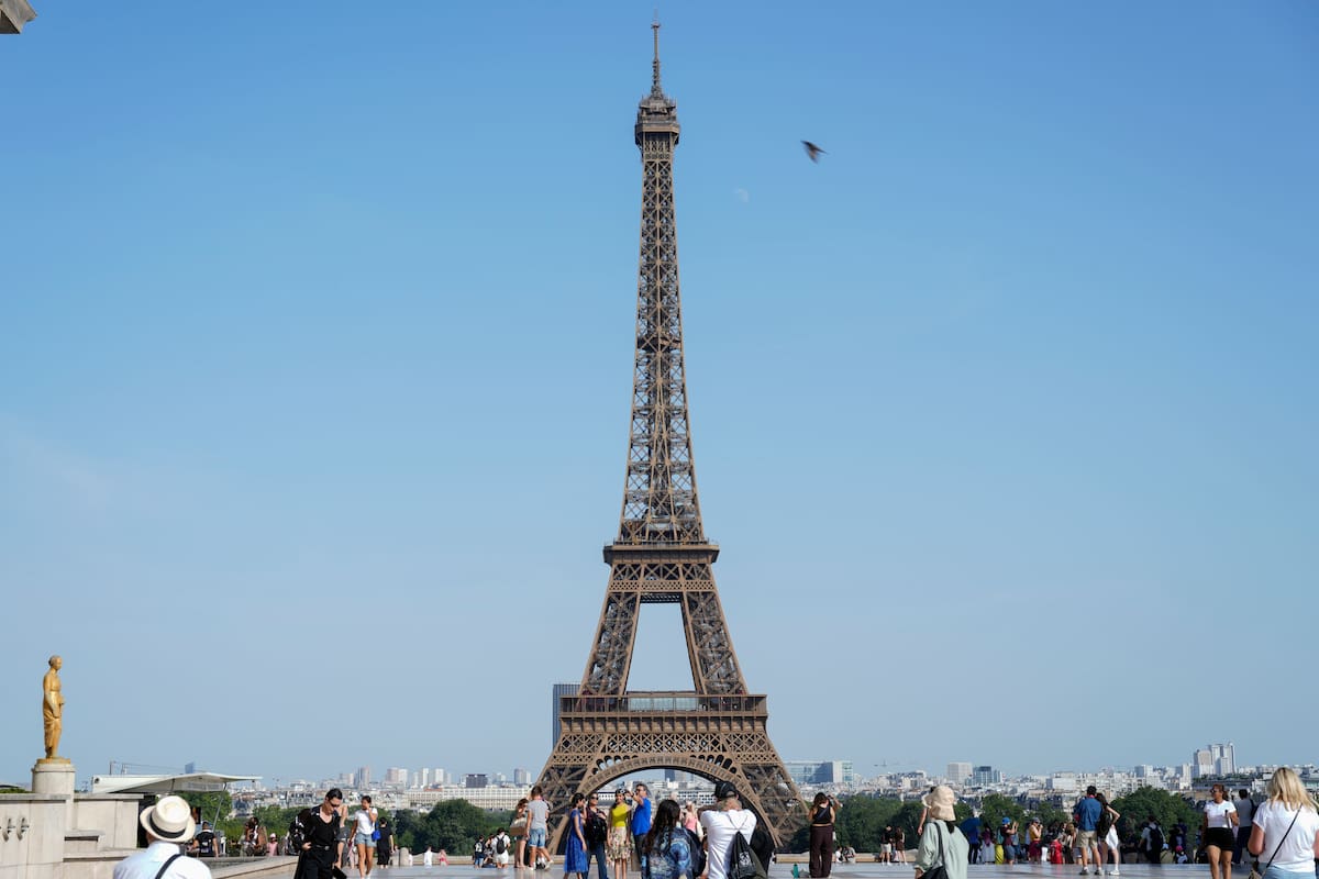 Ola de calor en Francia deja 40 muertos: Torre Eiffel ajustó sus horarios por la emergencia