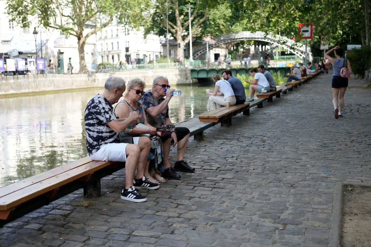 Varios parisinos se refrescan a orillas del Sena en París. // Foto: EFE/ Edgar Sapiña