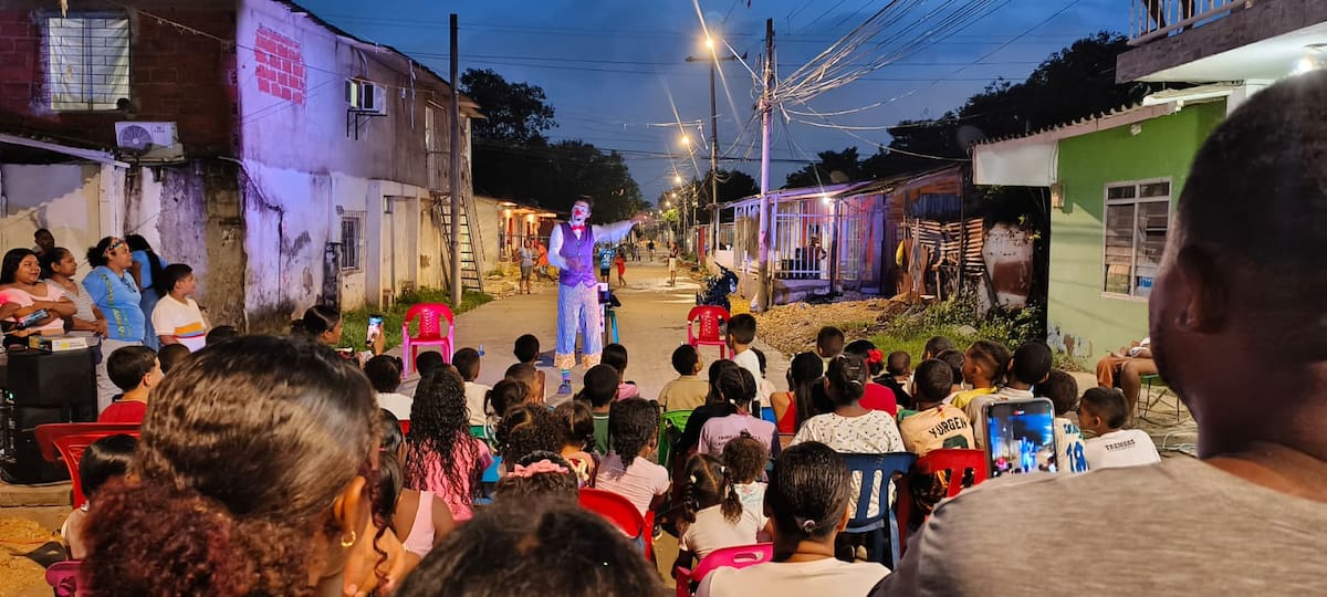 Familias de Olaya Central disfrutan de las presentaciones de teatro. // Corporación Social y Cultural Ruleli