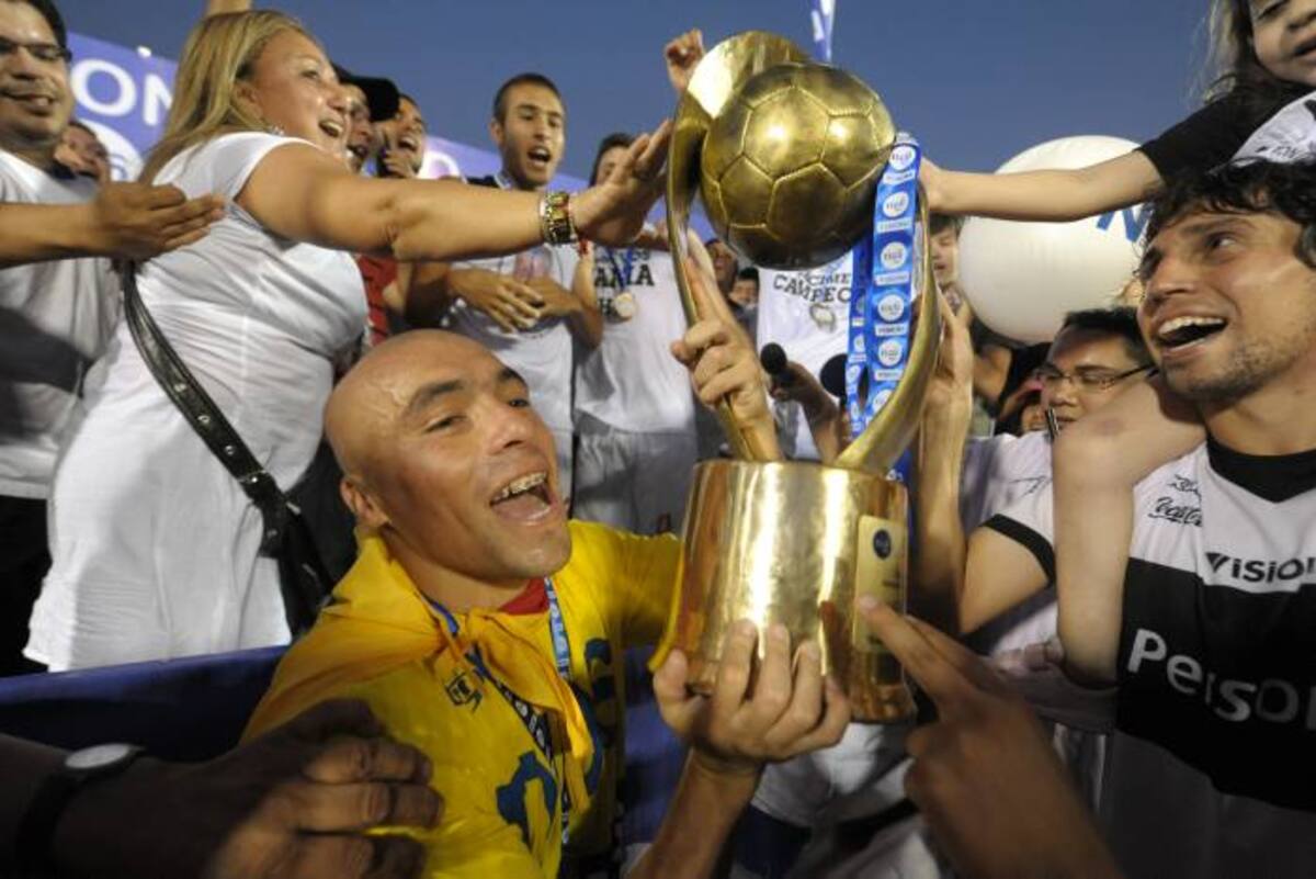 Vladimir Marín (amarllo), el otro colombiano que juega en Olimpia. AFP/ NORBERTO DUARTE