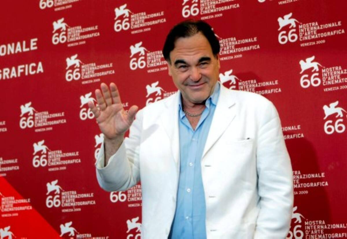 El director Oliver Stone presentó en el Festival de Cine de Venecia, el documental "Al Sur de la Frontera", un elogio casi carente de críticas al mandatario venezolano, Hugo Chávez.