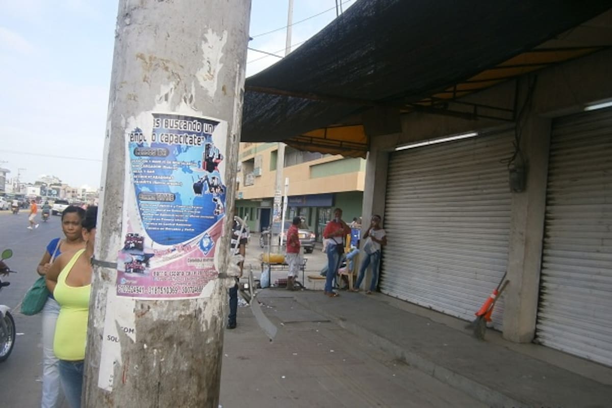En Bazurto se están robando la canecas recolectoras de basura.
