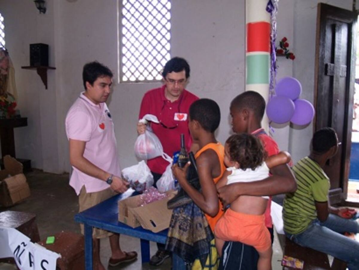 Con botas pantaneras y paraguas algunos niños llegaban a reclamar su regalo, la lluvia para ellos no fue impedimento para recibir su obsequio.