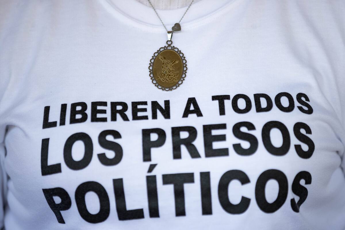 Fotografía donde se observa una camisa con el mensaje " liberen a todos los presos políticos" durante una rueda de prensa en Caracas (Venezuela). //EFE