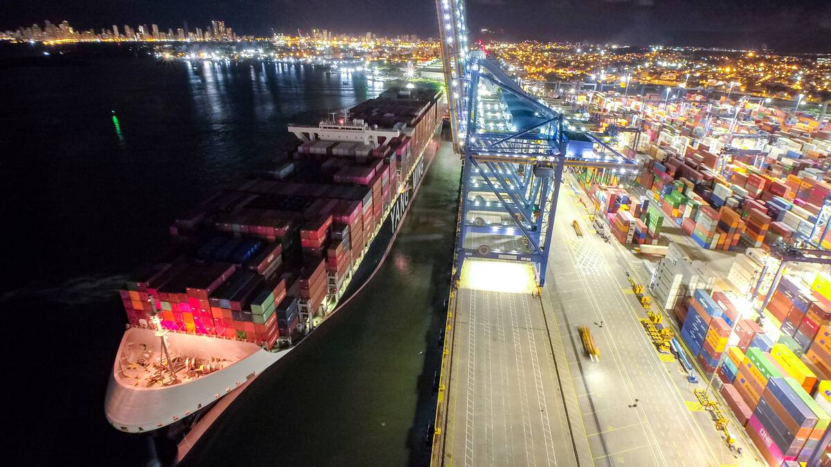 Un buque portacontenedores realiza maniobras de embarque y desembarque nocturnas en el muelle de Contecar, en Cartagena. // Archivo