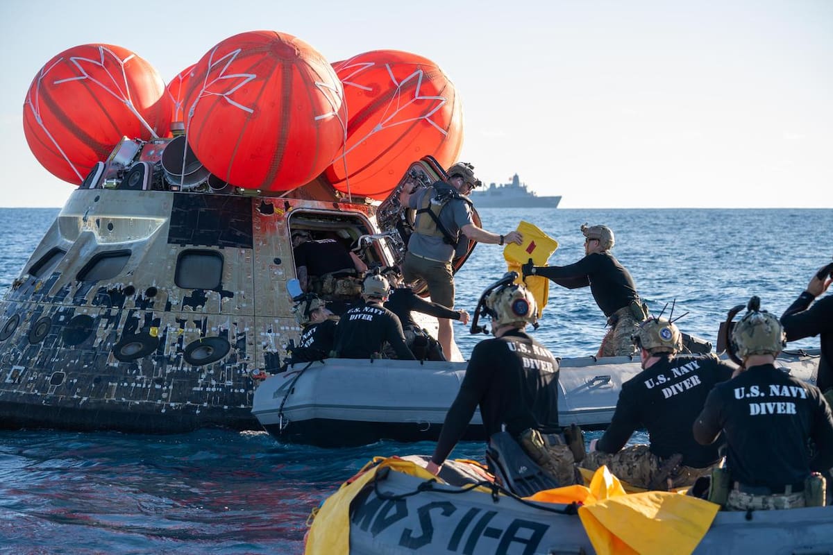 El equipo de aterrizaje y recuperación de la NASA, junto con personal de la Marina de EE.UU. a bordo de una balsa inflable, se acerca a la nave espacial Orion de la NASA –que transportaba al comandante de la misión Artemis II, Reid Wiseman; al piloto, Víctor Glover; a la especialista de misión de la NASA, Christina Koch; y al especialista de misión de la CSA (Agencia Espacial Canadiense), Jeremy Hansen, tras su amerizaje en el Océano Pacífico, cerca de San Diego (California), el viernes 10 de abril de 2026. //Foto: NASA - Kevin Davis