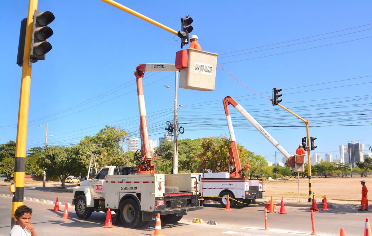 Operadores monitorean en tiempo real la movilidad de Cartagena desde la Central Semafórica Inteligente del DATT.