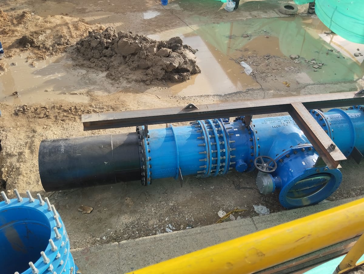 Las obras comenzaron el 19 de noviembre de 2024 en la mañana y tienen como objetivo mejorar el servicio de agua potable en Cartagena. // Foto: Óscar Díaz Acosta - El Universal