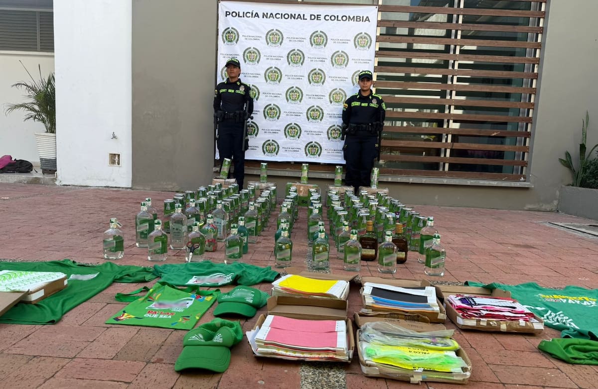 Licor adulterado, estampillas falsas y cigarrillos de contrabando incautados en el procedimiento. // Policía.
