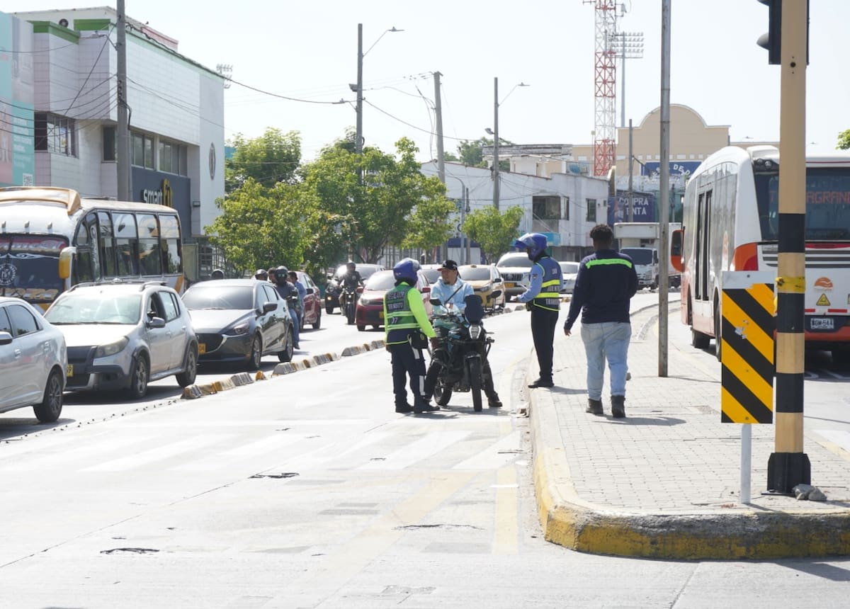 Operativo de control a motocicletas en el sólo bus de transcaribe // Cortesía: DATT