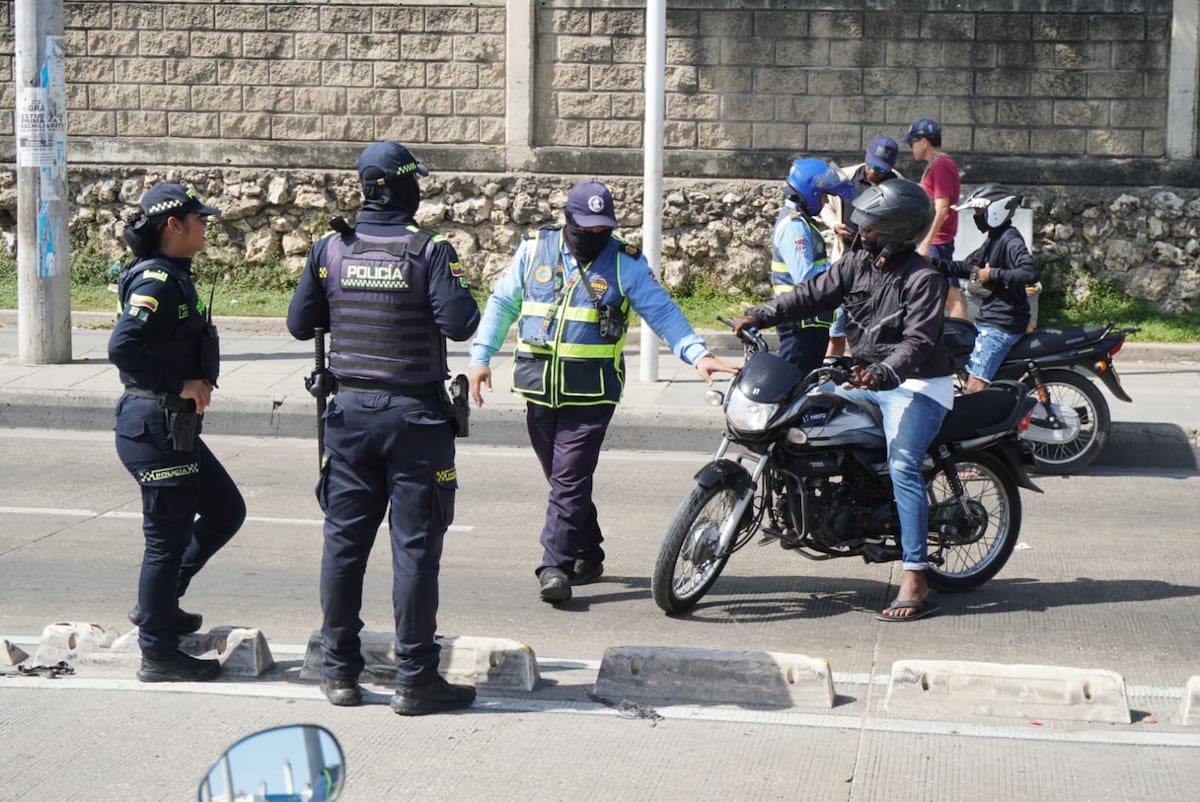 Operativo de control a motocicletas en el sólo bus de transcaribe // Cortesía: DATT