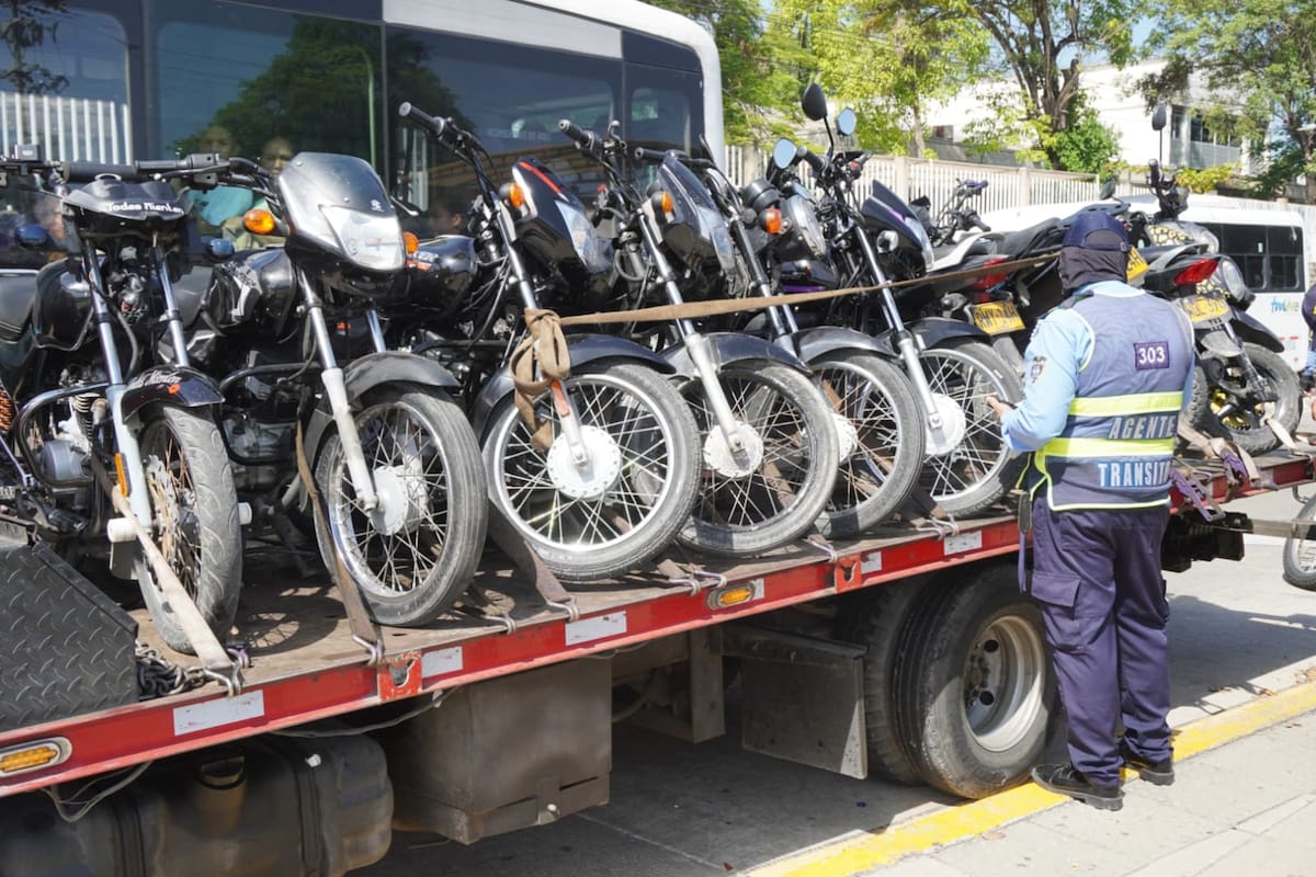Así fue el operativo en el carril de Transcaribe que dejó 180 motos inmovilizadas