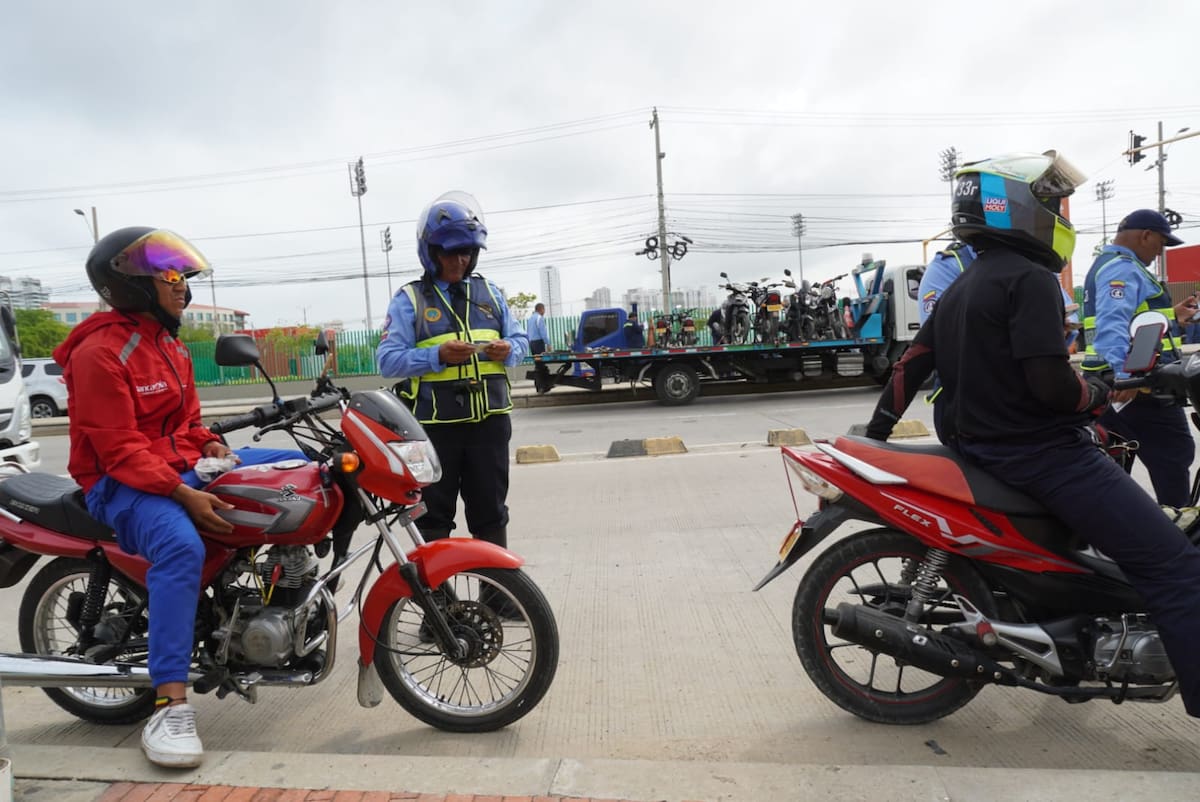 El megaoperativo se ubicó en las intersecciones centrales como Bomba del Amparo, Ejecutivos, Cuatro Vientos, María Auxiliadora, Bazurto y Chambacú. // Cortesía: Alcaldía de Cartagena.