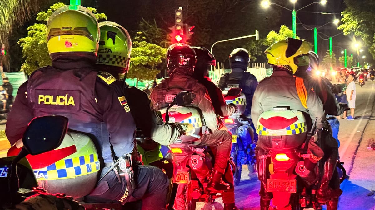 Uniformados de la Policía y la Armada recorrieron distintos sectores de Magangué durante una jornada de prevención y fortalecimiento de la seguridad. //FOTO: POLICÍA DEBOL.