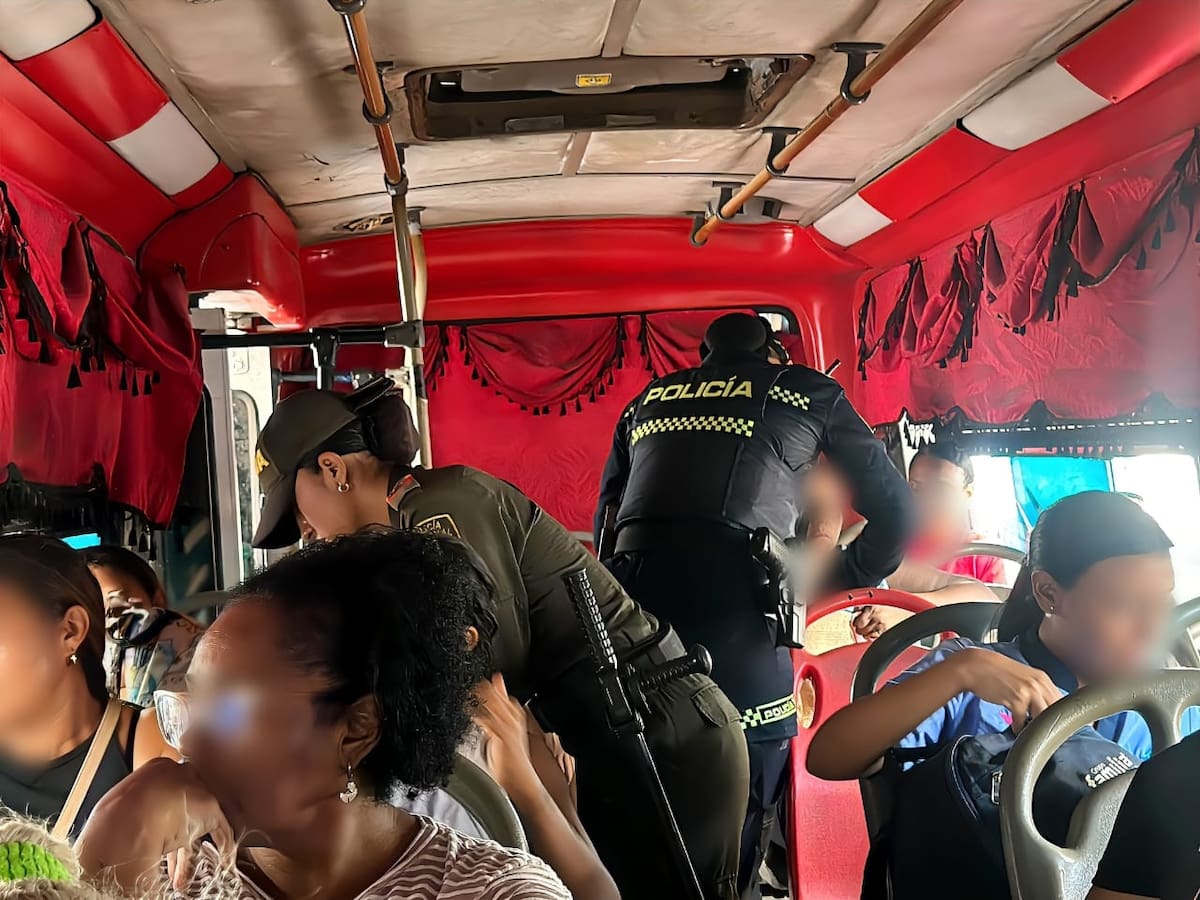 Los controles buscan prevenir delitos y reforzar la seguridad de los usuarios del transporte público. //FOTO: POLICÍA MECAR.
