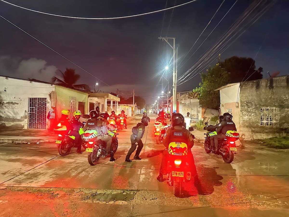 Durante el operativo, los uniformados recorrieron diferentes sectores y realizaron labores de registro y verificación como parte de las acciones contra la criminalidad. //FOTO: POLICÍA METROPOLITANA DE CARTAGENA.