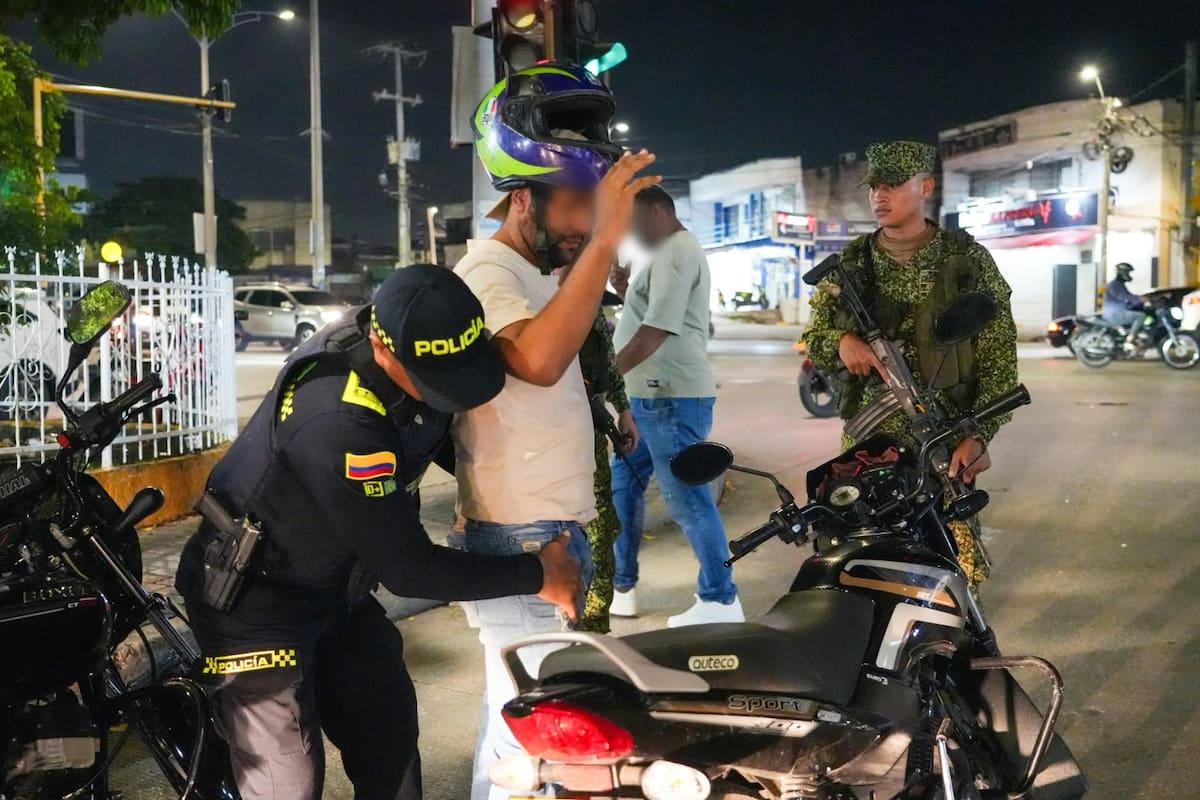 Uniformados de la Policía realizaron registros y verificaciones a personas y vehículos durante el operativo adelantado en las Localidades 2 y 3 de Cartagena. //FOTO: POLICÍA METROPOLITANA DE CARTAGENA.