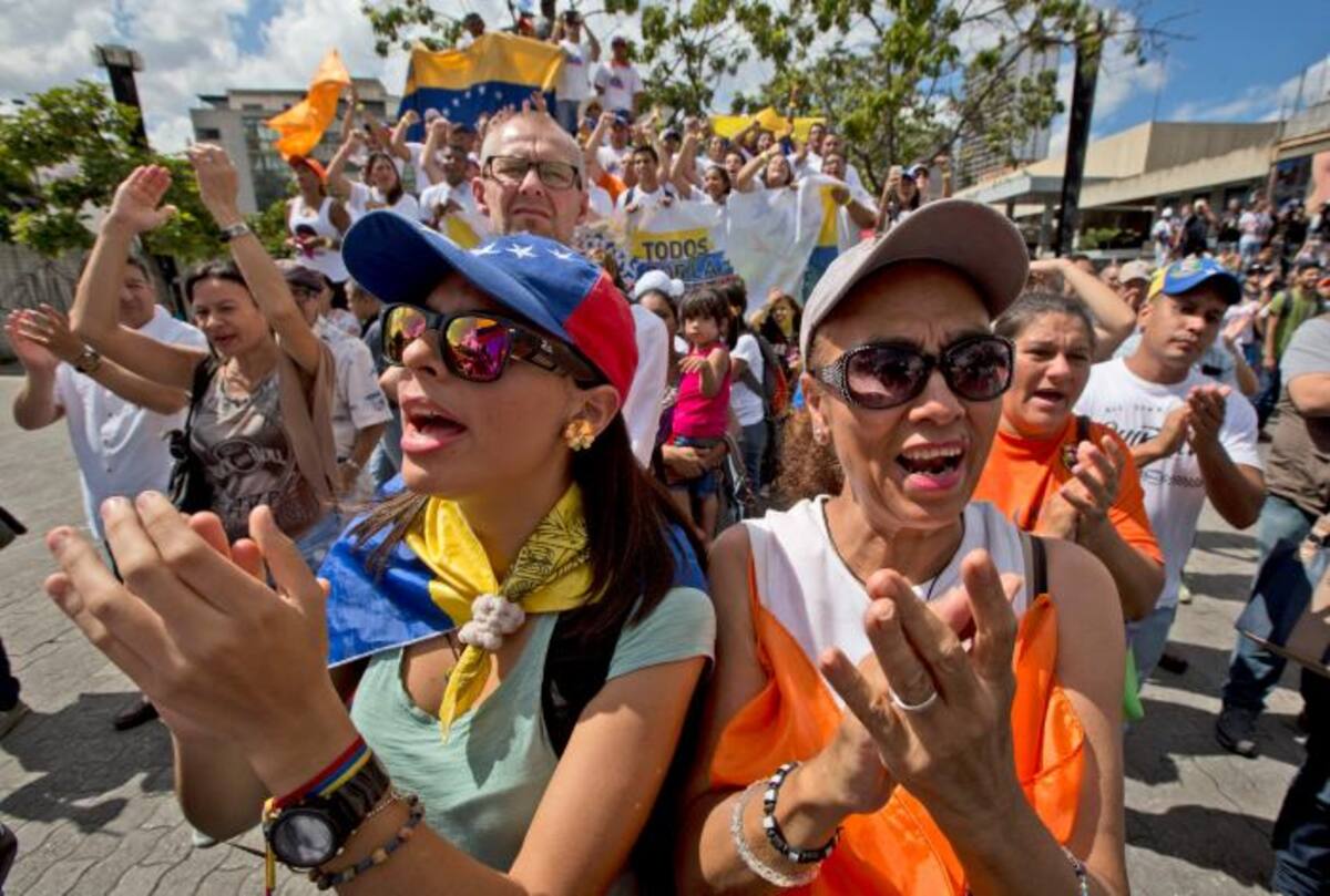 Opositores venezolanos durante campaña. AP Fernando Llano