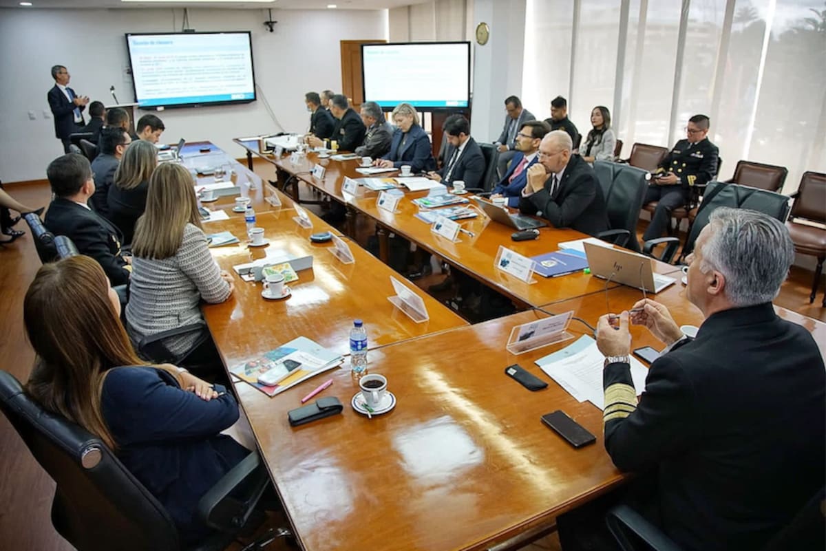 El equipo auditor de la Organización Marítima Internacional (OMI), que ya inició labores en el país para verificar el nivel de implantación de los instrumentos obligatorios que regulan la actividad marítima en Colombia.//Cortesía.