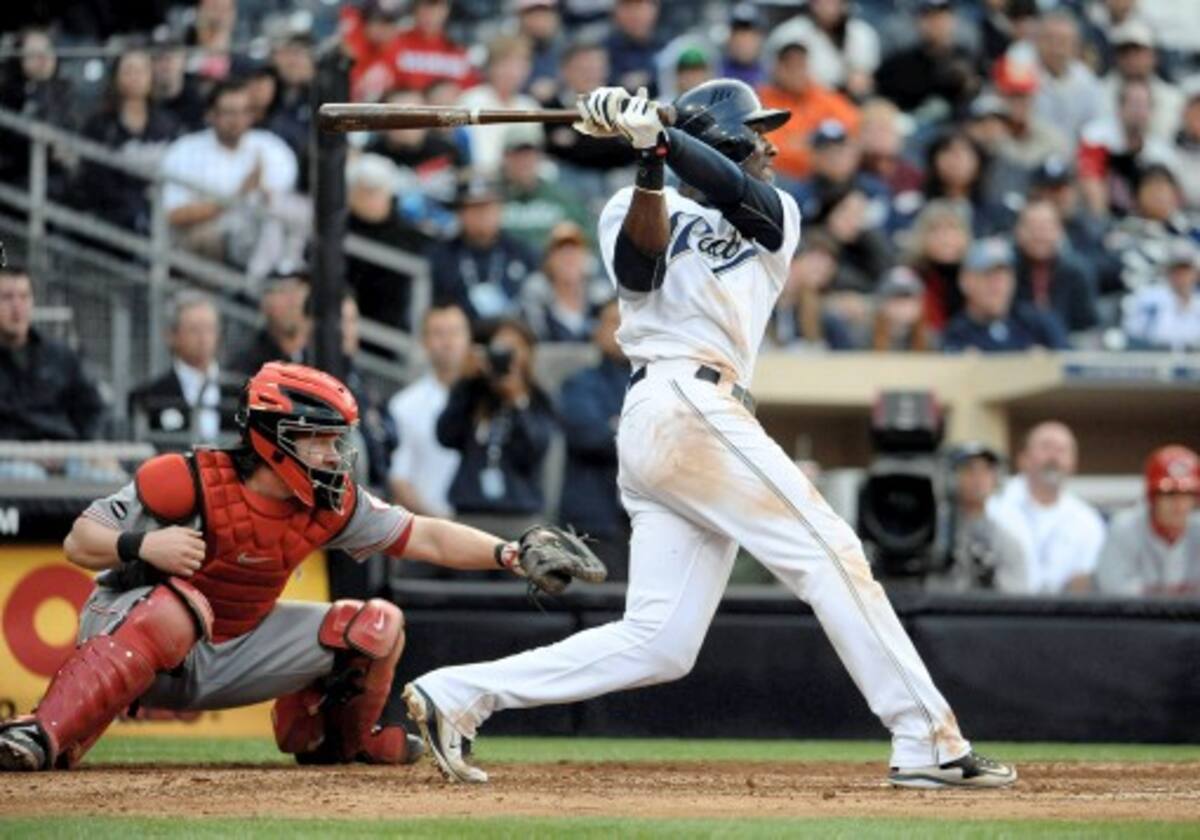 Orlando Hudson bateó el hit de oro para que los Padres de San Diego se apuntaron su primera victoria en la serie 3-2 sobre los Rojos de Cincinnati. AP