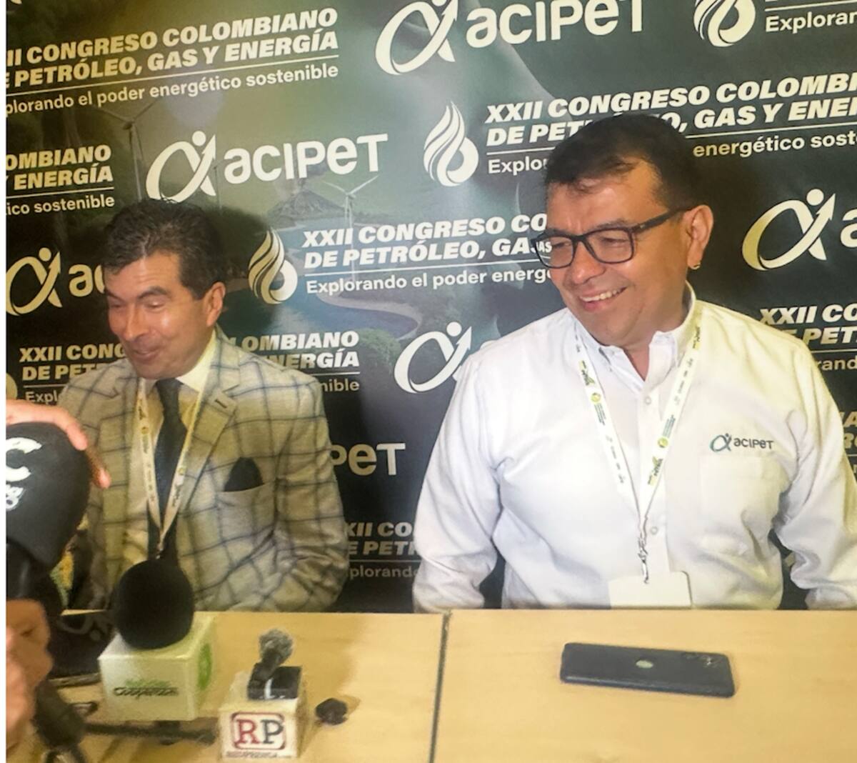 Orlando Velandia, presidente de la ANH, y Óscar Ferney Rincón, director ejecutivo de Acipet , Durante la rueda de prensa de este martes en Barranquilla.//El Universal.