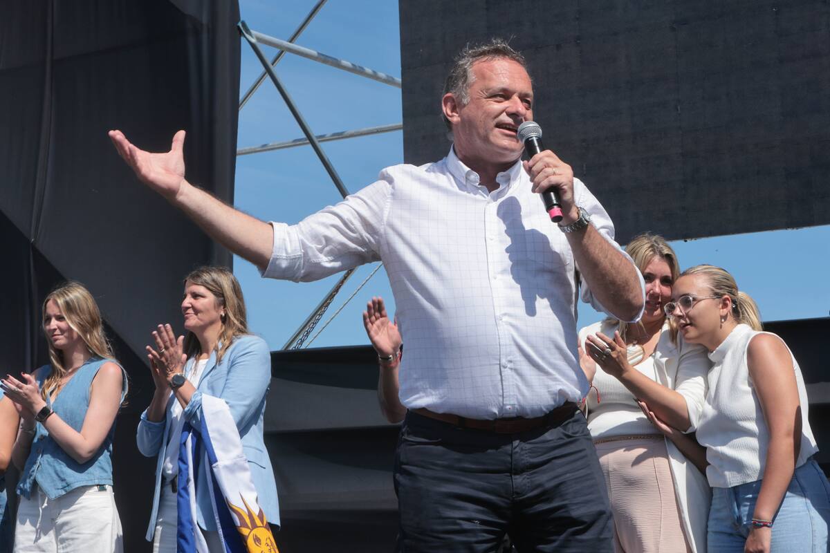 El candidato a la presidencia de Uruguay por el oficialista Partido Nacional, Álvaro Delgado, habla durante un evento en el Faro de Punta Carretas, este domingo, en Montevideo (Uruguay). EFE/ Gastón Britos