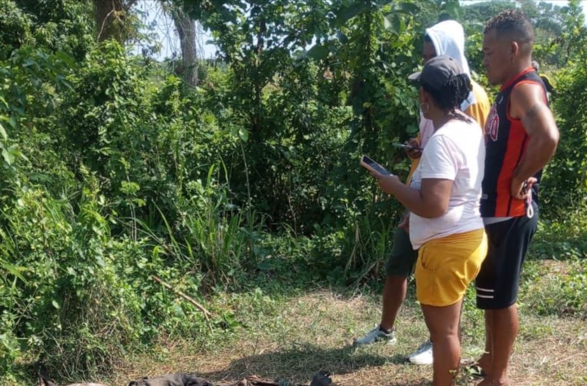 Varias personas llegaron hasta zona rural de Campo de la Cruz para tratar de identificar parte del cuerpo del hombre que fue encontrado este miércoles por campesinos que pasaron por el lugar.//Cortesía.