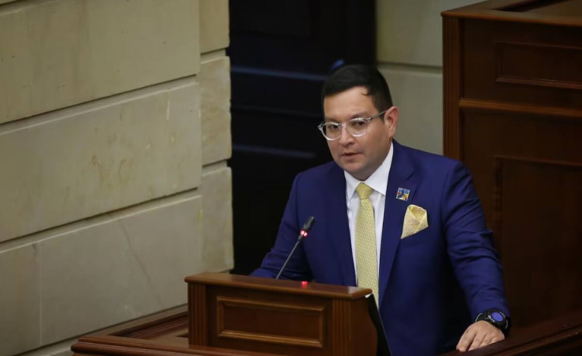Óscar Villamizar, representante del Centro Democrático, radica moción de censura contra el ministro de Minas en el Congreso de la República.