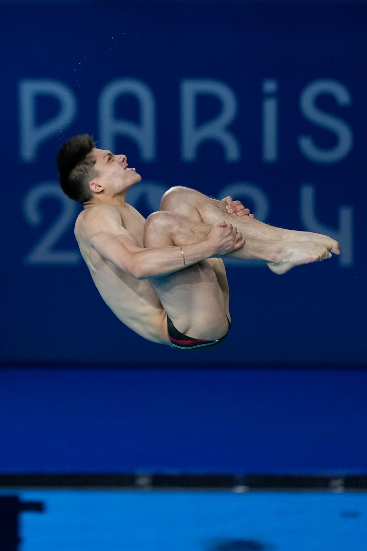 El mexicano Osmar Olvera compite en la final del trampolín de tres metros de los Juegos Olímpicos del 2024. //AP