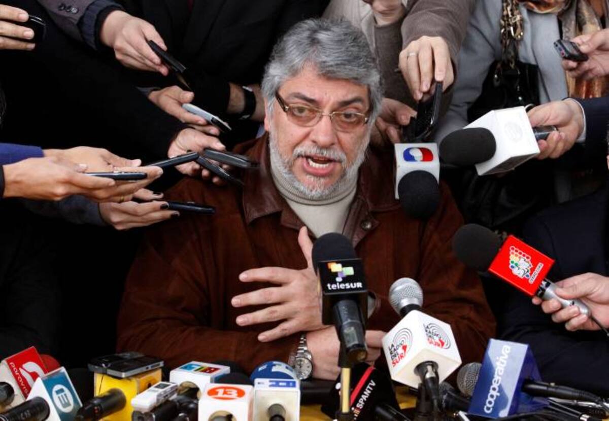 Lugo anunció en rueda de prensa que dará continuidad a su cuerpo de ministros al estilo de un gabinete a la sombra del oficial, para monitorear sus actividades, tras reunirse con quienes fueran sus ministros. AP Cesar Olmedo