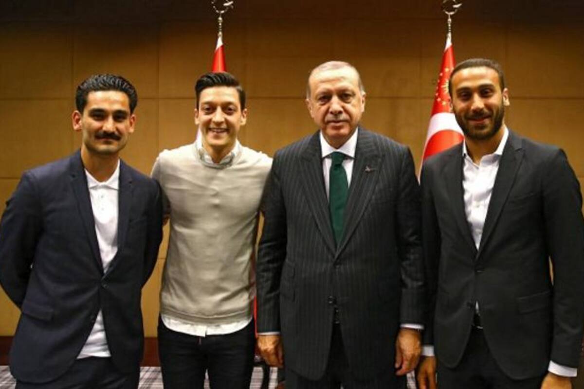 Özil renuncia a la selección alemana tras polémica foto con presidente turco
