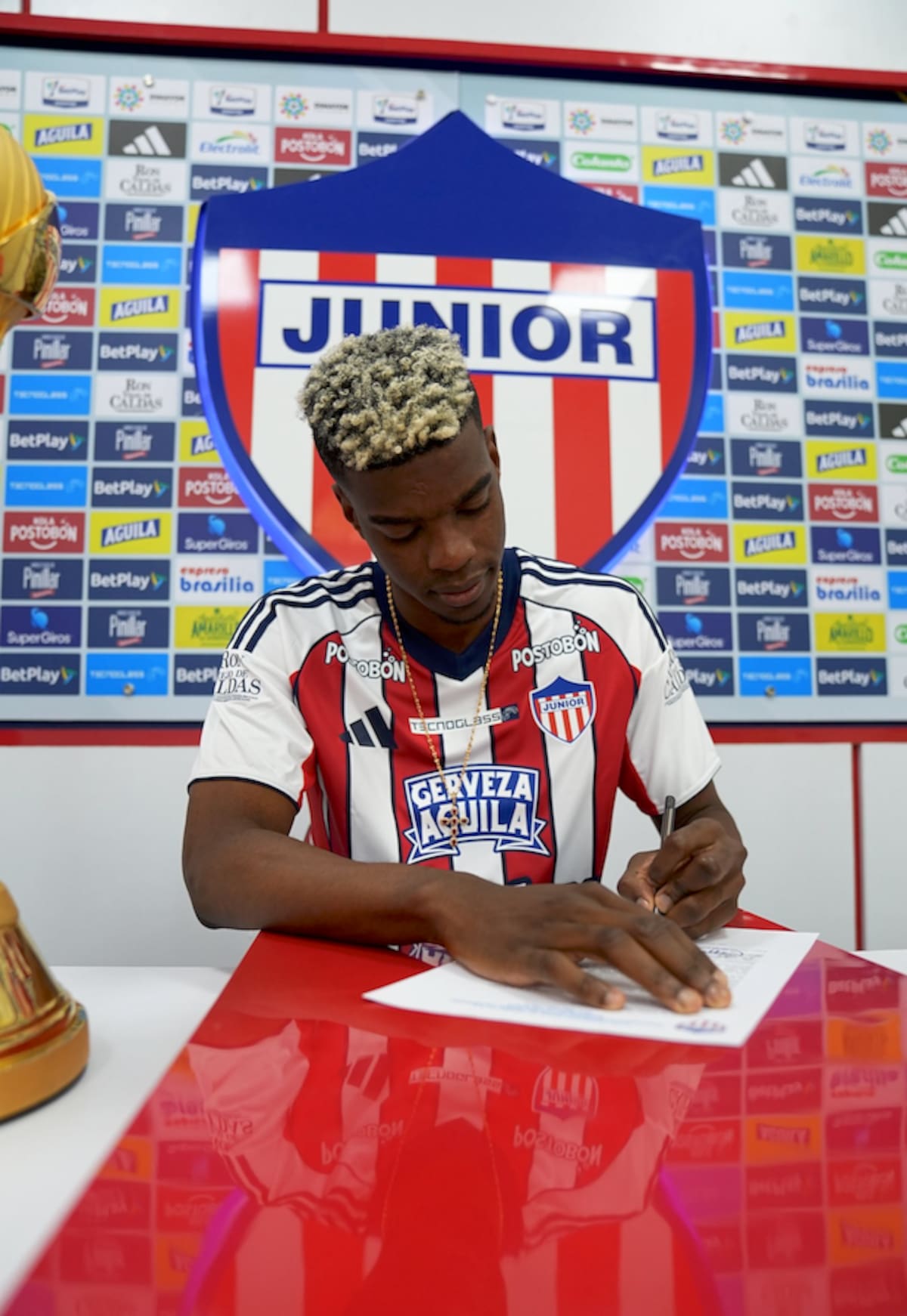 Momentos en que Pablo Antonio Ortiz Cabezas firma la vinculación como nuevo jugador de Junior de Barranquilla.//Cortesía @JuniorClubSA.