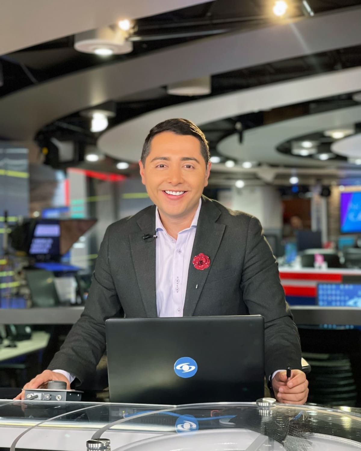 Pablo Arango hace parte del informativo de Noticias Caracol. //Foto: @reporteropablo
