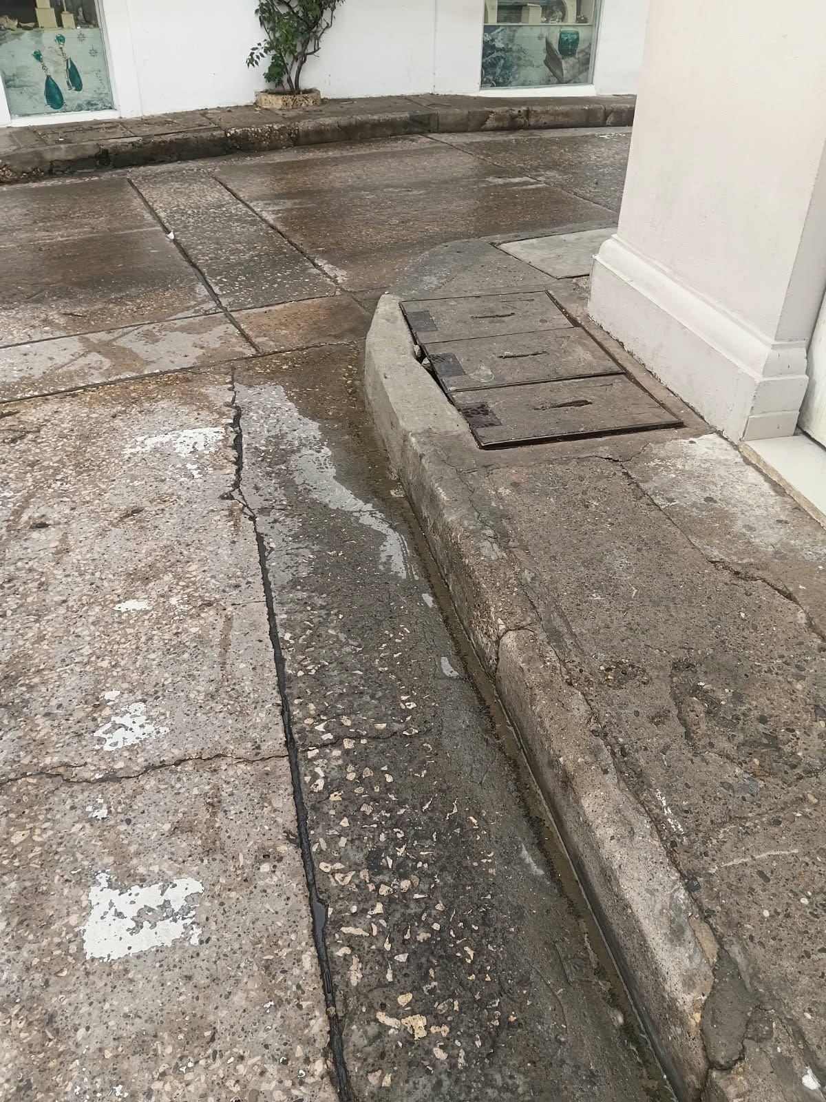 Pacaribe repara andén afectado por camión recolector en el Centro Histórico de Cartagena. // cortesía: Pacaribe