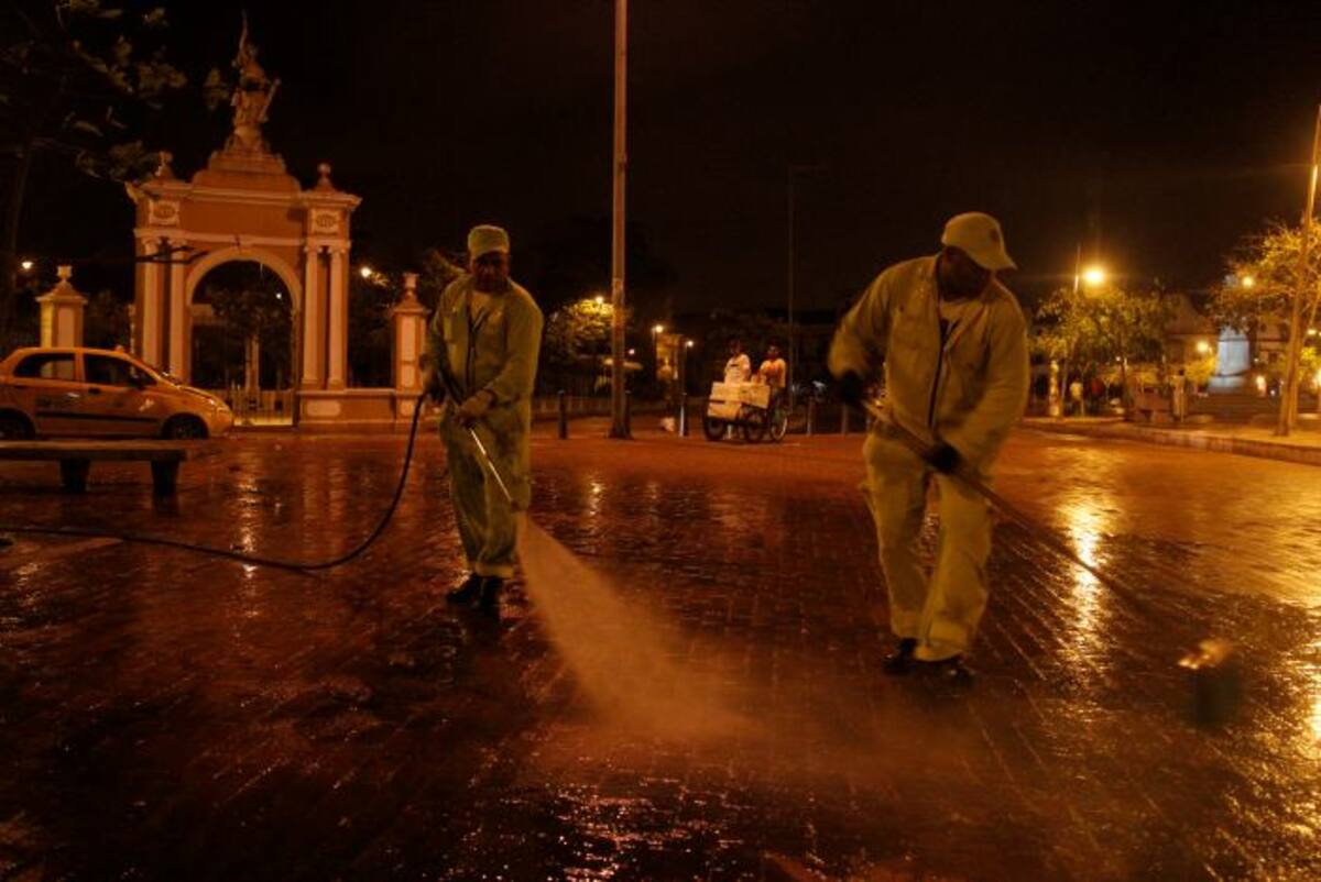 Aseadores de la empresa Pacaribe realizaron un lavado a la plazoleta donde se encuentra ubicada la escultura de Miguel de Cervantes Saavedra, en el Centro Histórico. NAYIB GAVIRIA AMADOR - EL UNIVERSAL