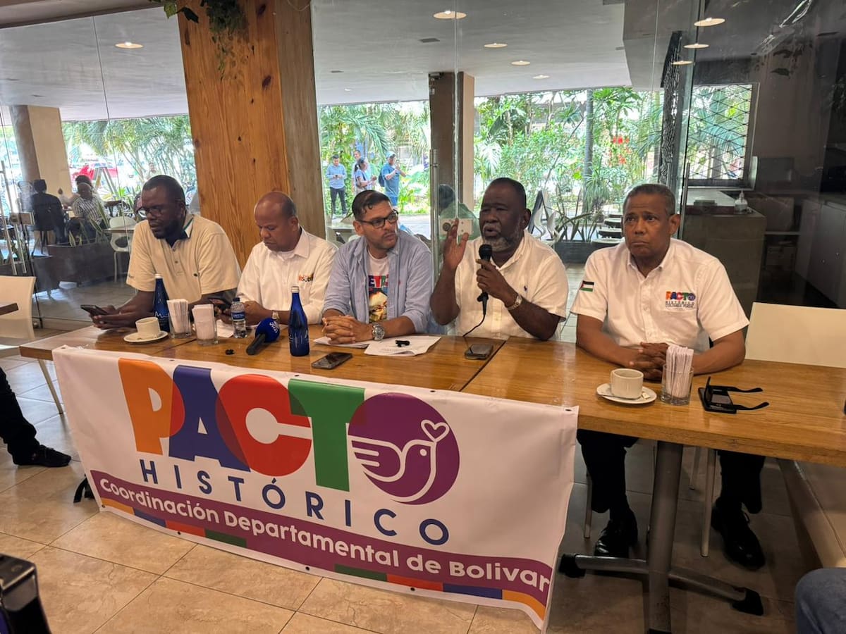 Un grupo de dirigentes del Pacto Histórico de Bolívar lideraron una rueda de prensa para informar a la ciudadanía sobre sus acciones jurídicas contra el exalcalde de Cartagena, William Dau Chamatt. // Foto: Cortesía - Pacto Histórico.