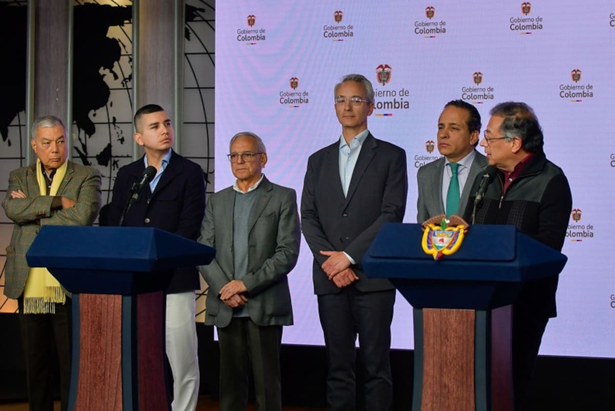 El jefe de Estado, Gustavo Petro, y el presidente de Asobancaria, Jonathan Malagón, durante la rueda de prensa posterior a la firma del 'Pacto por el Crédito' el pasado martes. // CORTESÍA