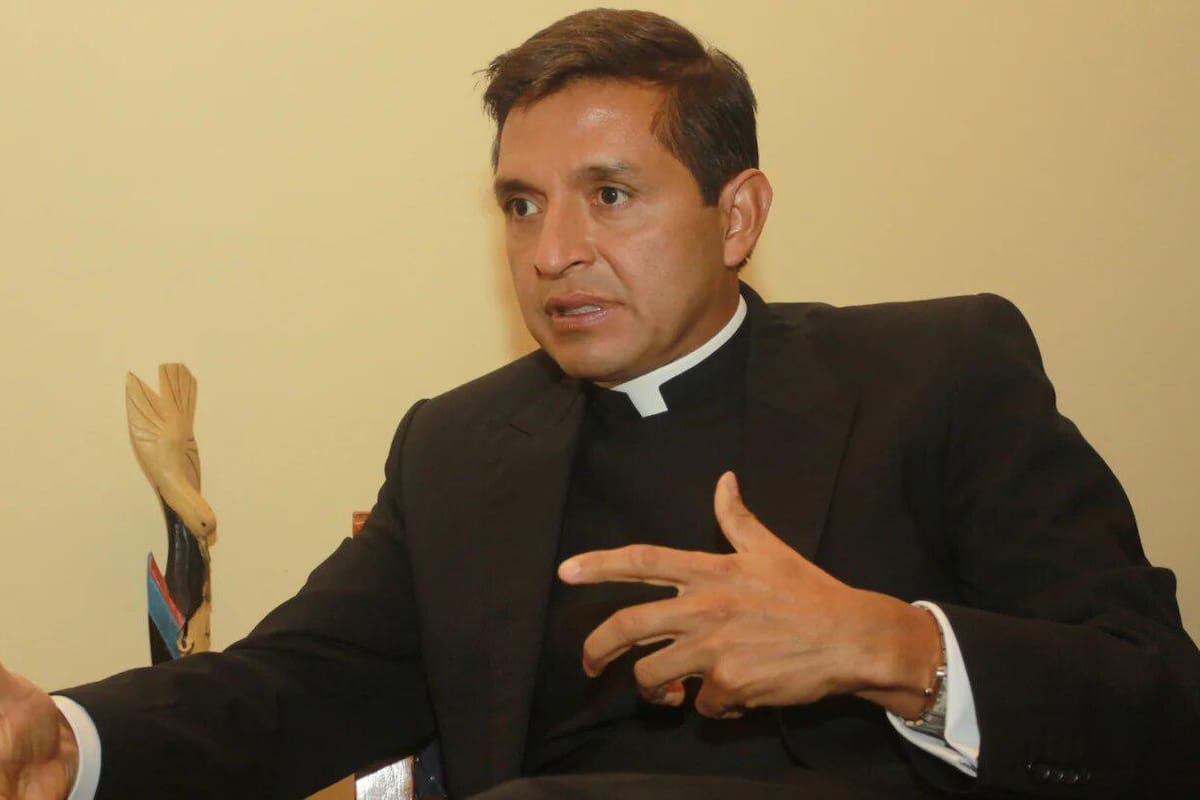 A esto se dedica el Padre Chucho tras emigrar a Estados Unidos