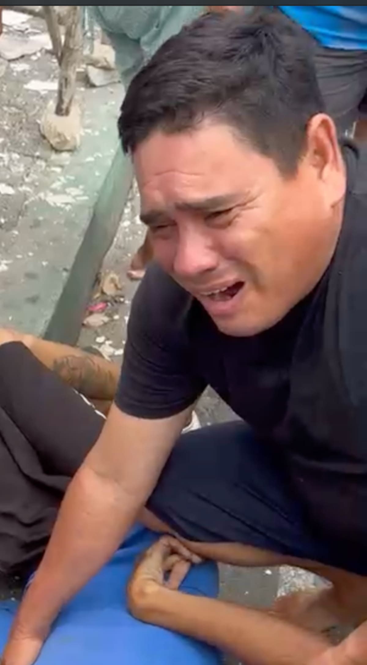 El padre de José Luis Samera Cantillo llora su muerte ocurrida la tarde del martes 1 de septiembre en el barrio Santo Domingo de Guzmán de Barranquilla.//Cortesía Red de Cooperantes.
