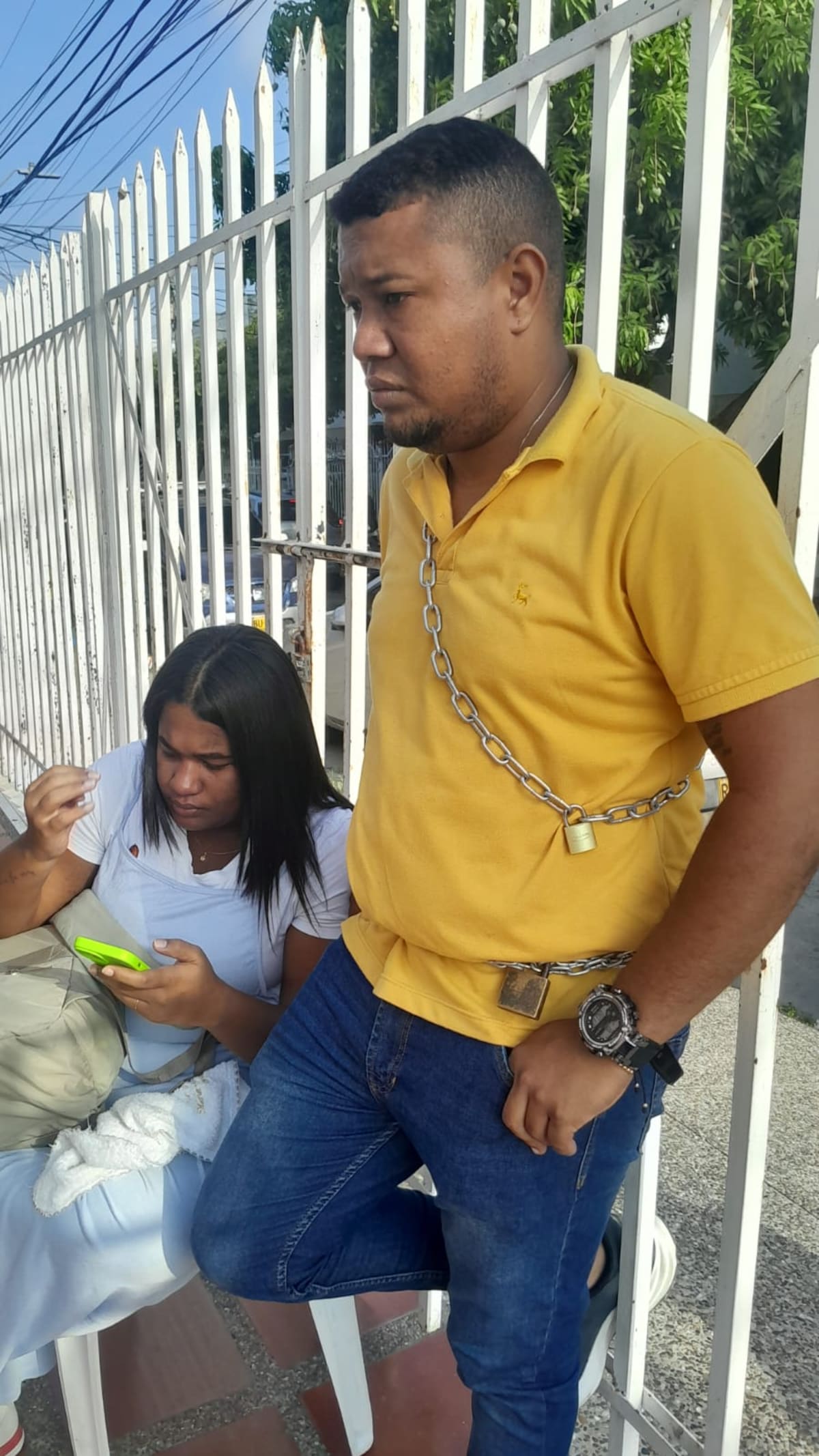 Padre se encadenó a las rejas de la sede de la EPS para exigir traslado de su bebé prematura en Cartagena. // Foto: Julio Castaño - El Universal