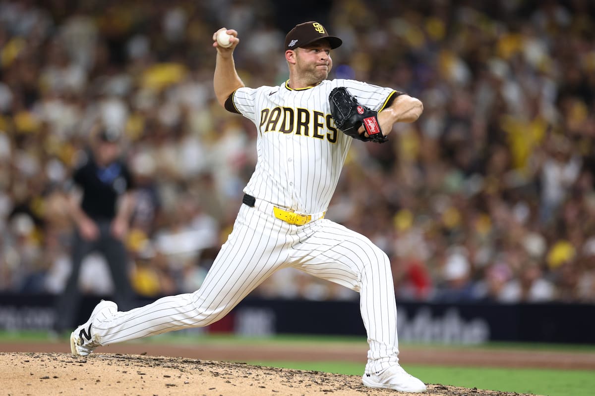 El lanzador de los Padres de San Diego, Michael King, realiza un lanzamiento durante la octava entrada del tercer partido de la Serie Divisional de la Liga Nacional contra los Cerveceros de Milwaukee. //Foto, AP: Derrick Tuskan