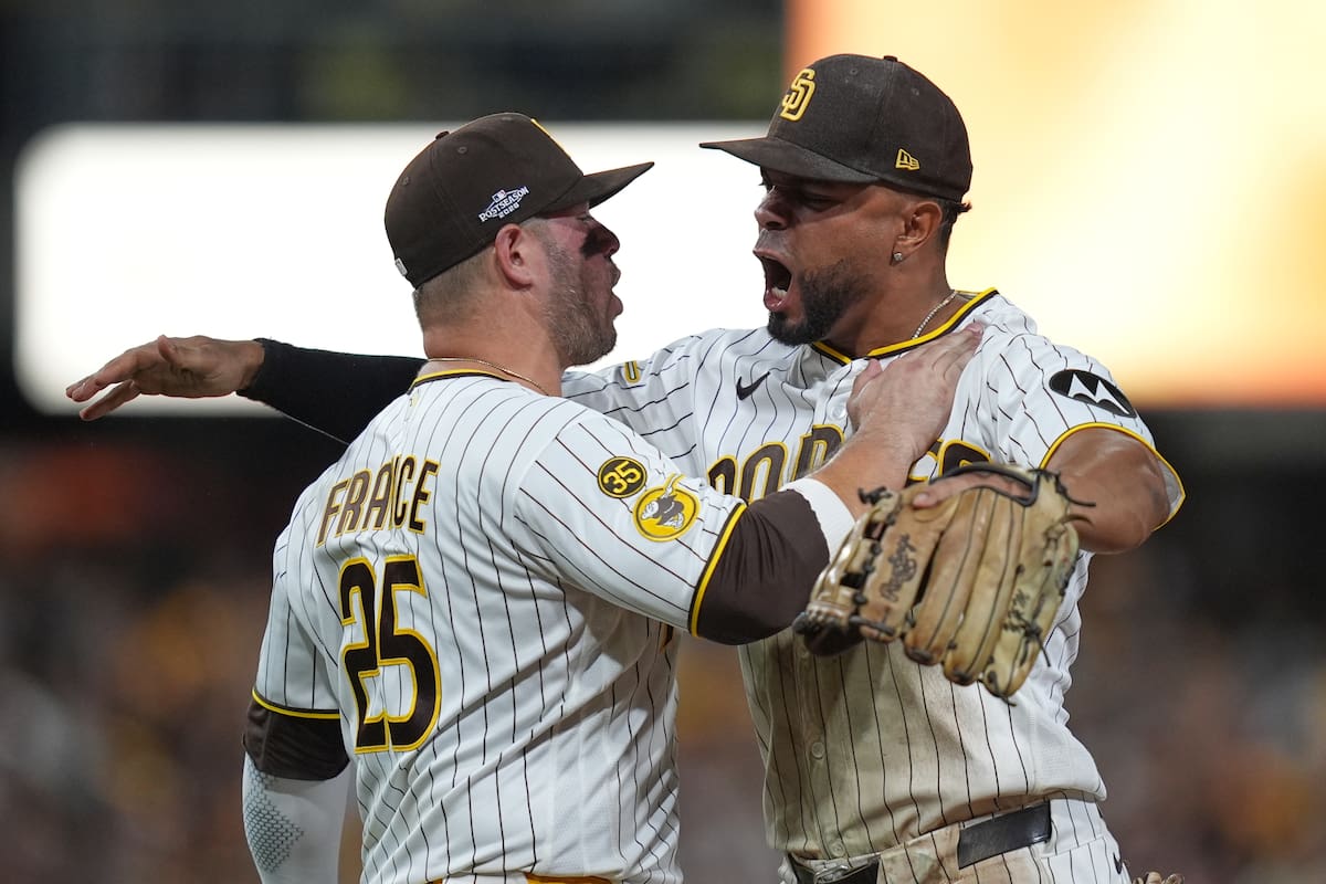 Xander Bogaerts (derecha) y Ty France (25), de los Padres de San Diego, celebran la victoria sobre los Cerveceros de Milwaukee en el tercer partido de la Serie Divisional de la Liga Nacional de béisbol. //Foto, AP: Gregory Bull