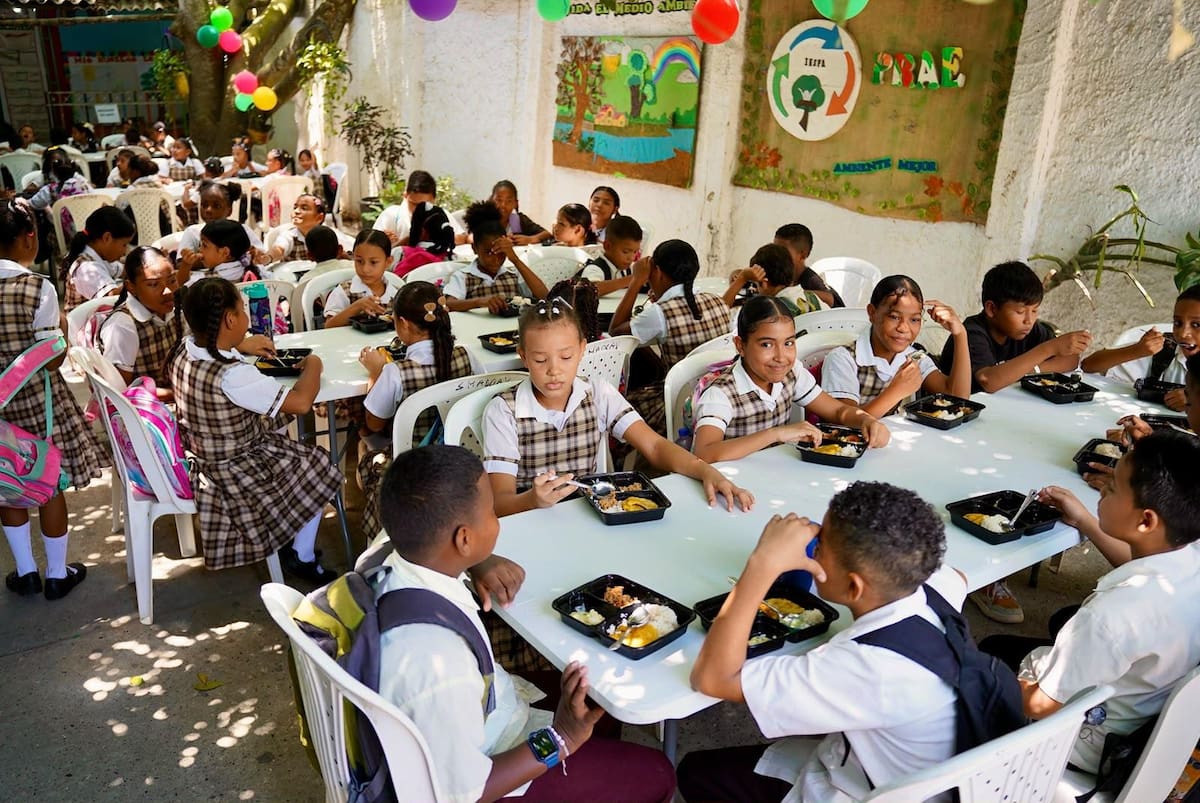La Comida Caliente Transportada (CCT) beneficia a más de 900 niñas, niños y adolescentes // Cortesía: Alcaldía de Cartagena.